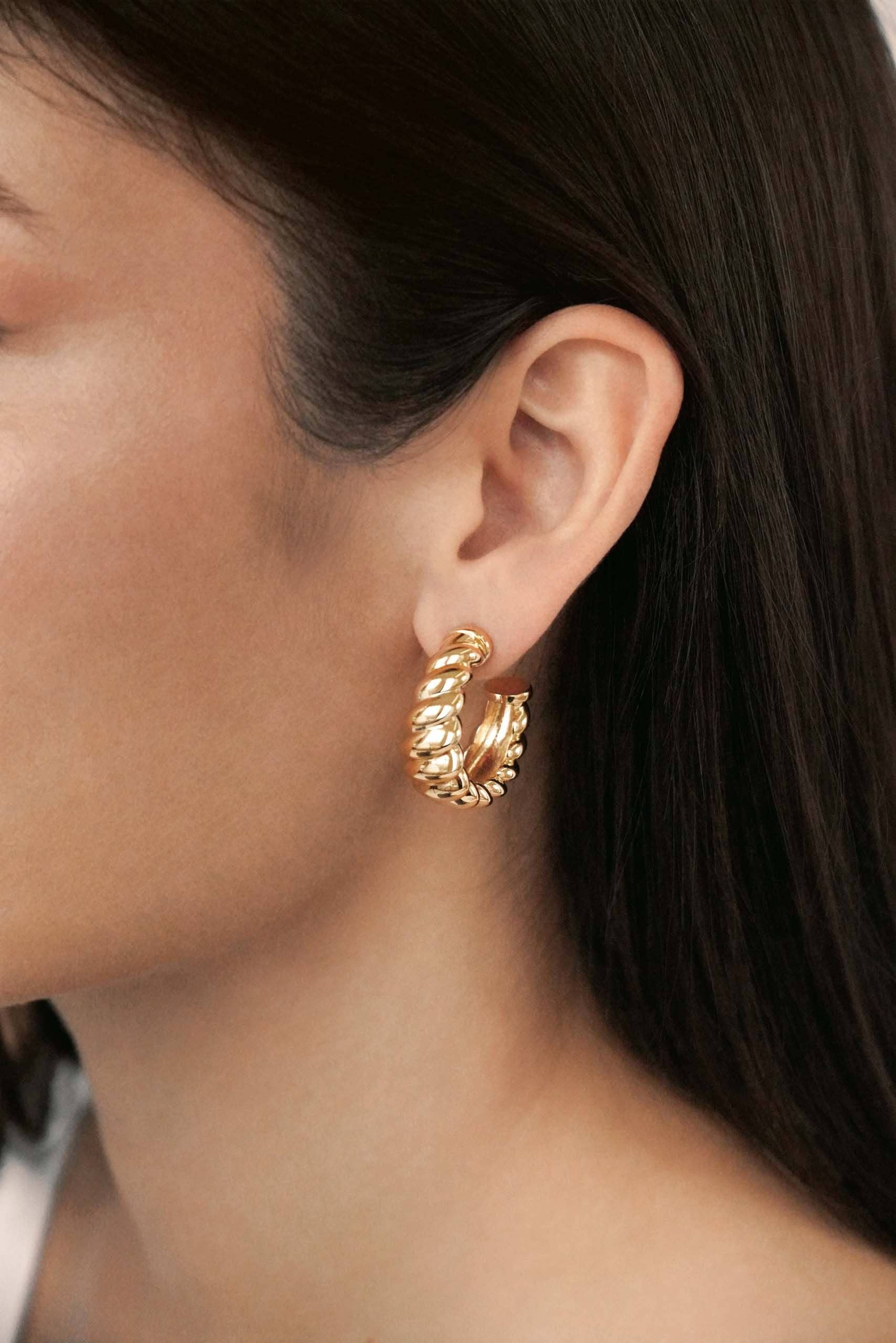Modern Ribbed Hoops - Ettika