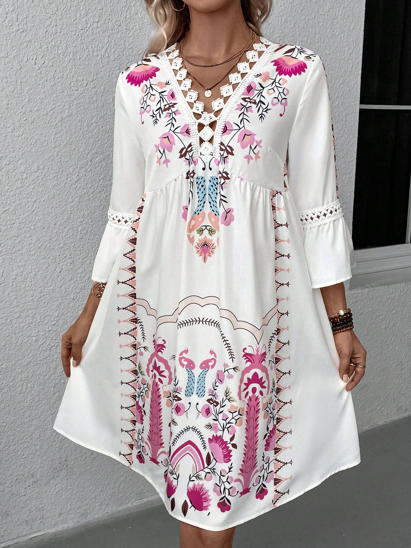 V-neck lace patchwork complete with printed dress
